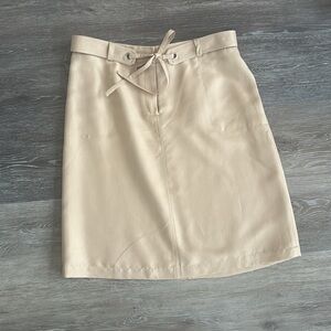 Beige skirt with pockets and removable belt